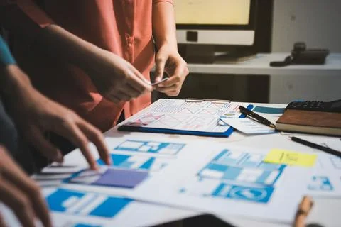 UI designer and UX developer brainstorm idea to design the application appe.. Stockfoto's