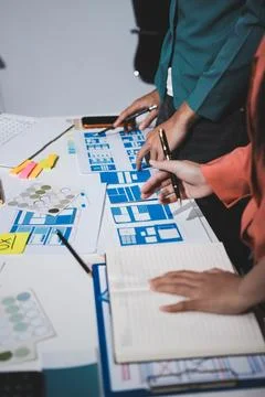 UI designer and UX developer brainstorm idea to design the application appe.. Stockfoto's
