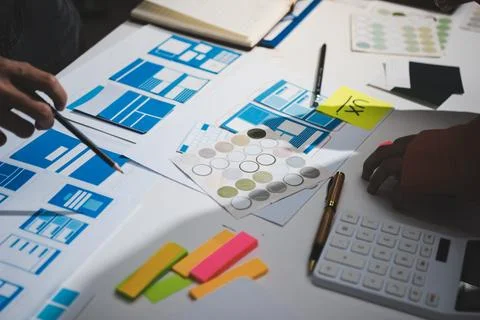 UI designer and UX developer brainstorm idea to design the application appe.. 库存照片
