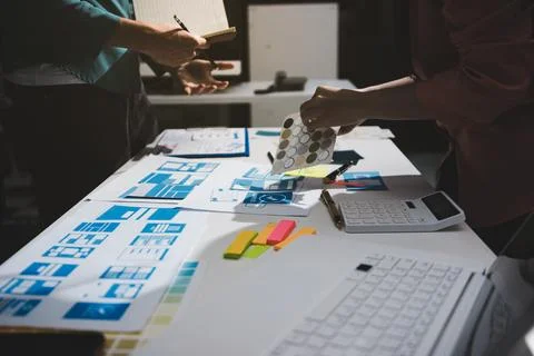 UI designer and UX developer brainstorm idea to design the application appe.. Foto stock