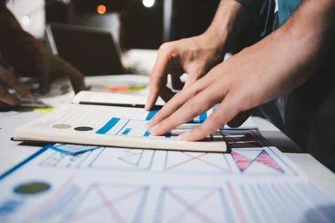 UI designer and UX developer brainstorm idea to design the application appe.. Foto stock