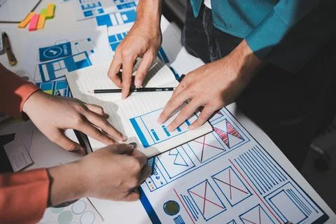 UI designer and UX developer brainstorm idea to design the application appe.. Foto stock