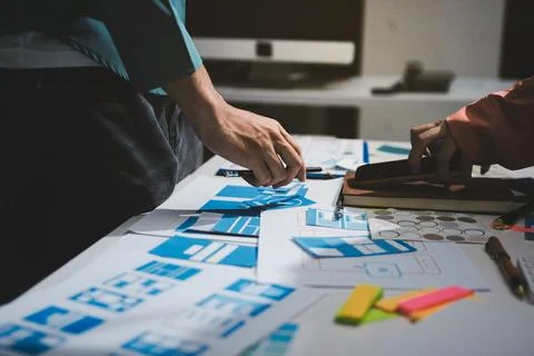 UI designer and UX developer brainstorm idea to design the application appe.. Foto stock