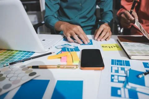UI designer and UX developer brainstorm idea to design the application appe.. Foto stock