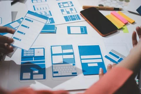 UI designer and UX developer brainstorm idea to design the application appe.. Foto stock