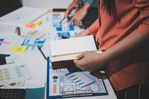 UI designer and UX developer brainstorm idea to design the application appe.. 스톡 사진