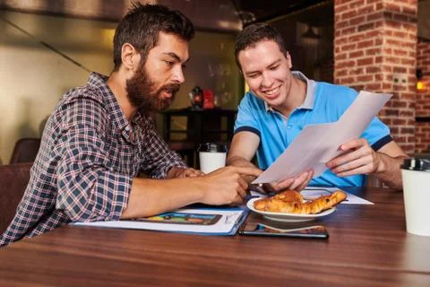 UI designer showing document with mobile interface Foto stock