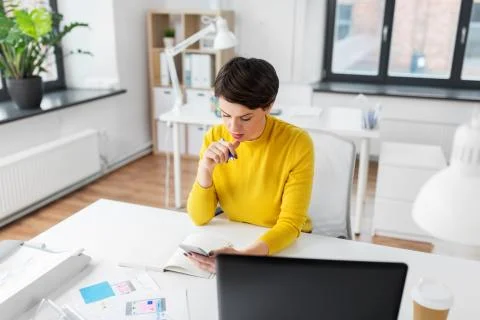 Ui designer using smartphoneat office 스톡 사진