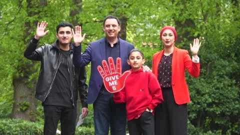 UK: Anas Sarwar casts his vote in Scottish Parliament elections Vídeos de archivo 334317242