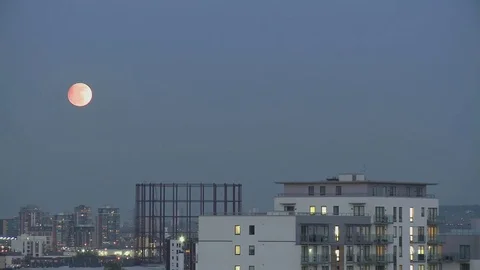 UK April 2013 - Time lapse of lunar eclipse full moon rising over East London. Stock Footage 80978629