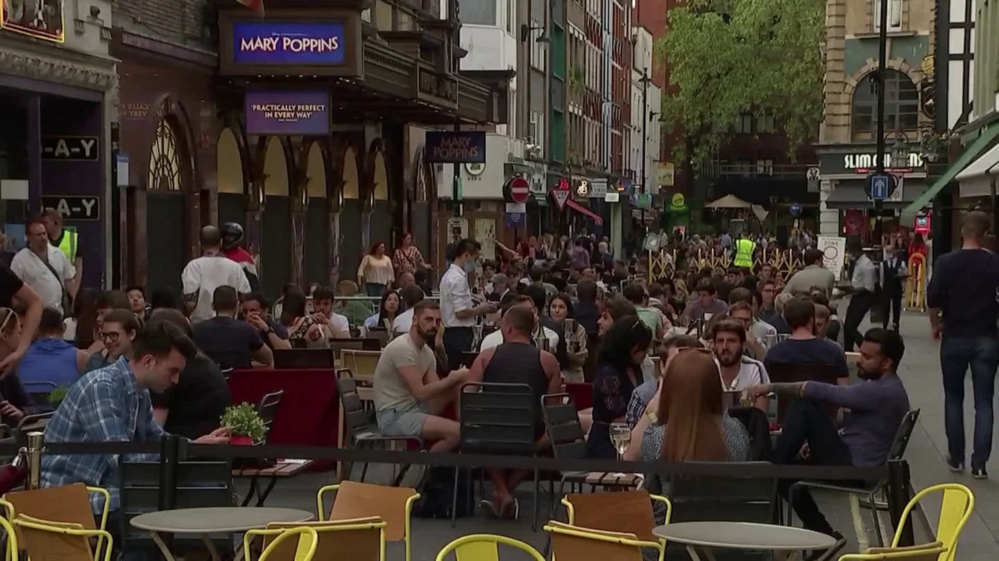 Uk Could Impose Covid Curfew On London - Evening Standard Stock Footage