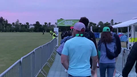 UK: Crowds queue for Wimbledon tickets Stock Footage 280487776