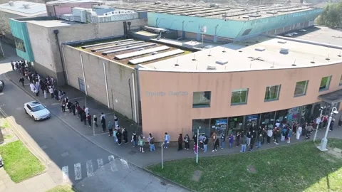 UK: Growing queue at University of Kent meningitis vaccination centre in ... Video stock 331078988