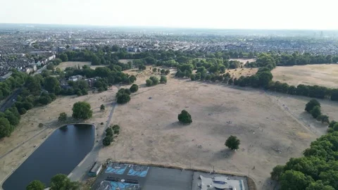 Uk heatwave, looking down on London&amp;#039;s parched parks, 25th July 2026, 3pm Stock Footage 340478680