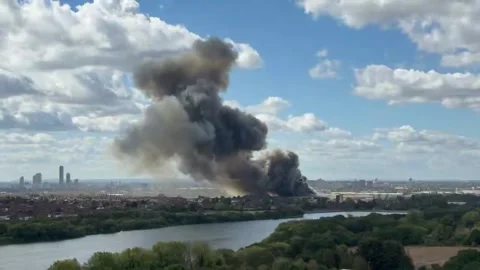 UK: Huge fire at waste facility near Wembley sends smoke across London, d... Stock Footage 343882447
