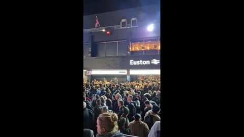 UK: Massive crowd builds during travel chaos at Euston Station in London,... Video stock 321609908
