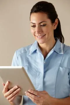 UK nurse using computer tablet Stockfoto's