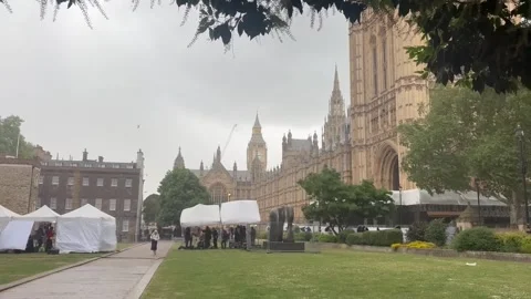 UK: Press tent flips over following State Opening of Parliament Vidéo 334796154