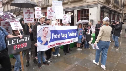 UK: Protesters chant 'Lucy Letby must be free' ahead of Thirlwall Inquiry... 库存影片 345586098