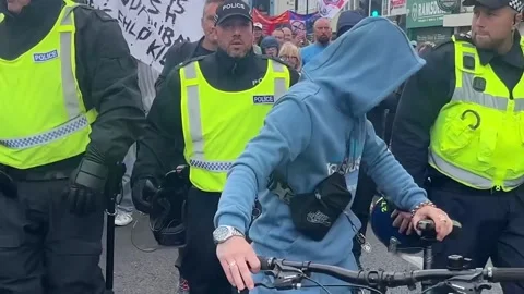 UK: Scuffles break out between police and anti-immigration protesters in Mid... Stock Footage 280937920