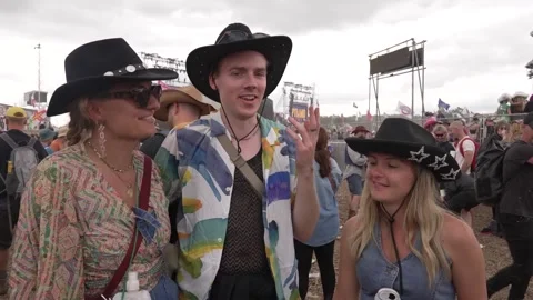 UK: Shania Twain fans react to Legend performance at Glastonbury Stock Footage 280488675