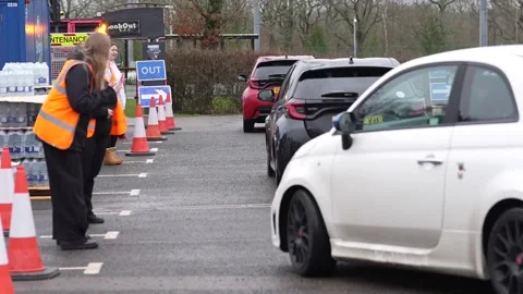 UK: Water distributed as 30,000 properties hit by outages Vídeo Stock 326328133