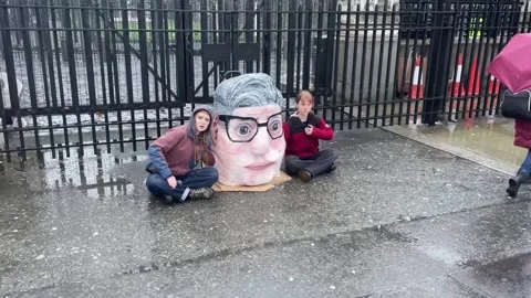 UK: Young Activists Lock-On Outside UK Parliament Demanding Starmer Resig... Stock-Footage 328372131