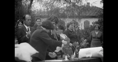Ukraine - circa 1970s: Soviet school children receiving awards 库存影片 333595294