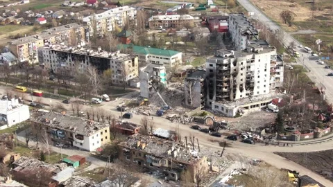 In Ukraine, a drone shot down a high-rise building destroyed by russian bombs. Vídeo Stock 183975729