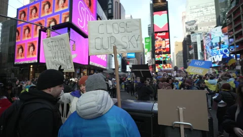 Ukraine Protest No Fly Zone Times Square 0305 Vídeos de archivo 171553284