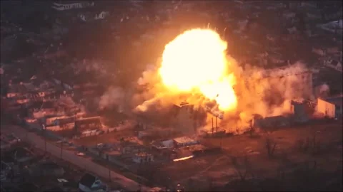 Ukraine war. Huge explosion of building. Missile blew up the house. Mariupol Vídeos de archivo 224006519