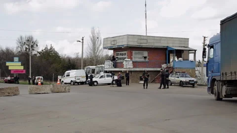 Ukrainian checkpoint at the border between two easter regions 스톡 동영상 231932580