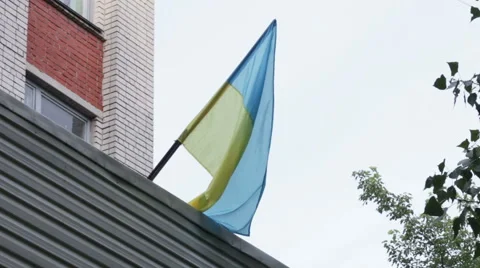 Ukrainian flag in city Video stock 41801446