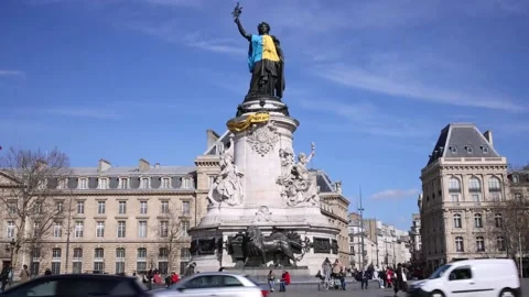 Ukrainian flag draped over statue on Republic Square in Paris, París, FR - 14 Ma Stock Footage 204113228