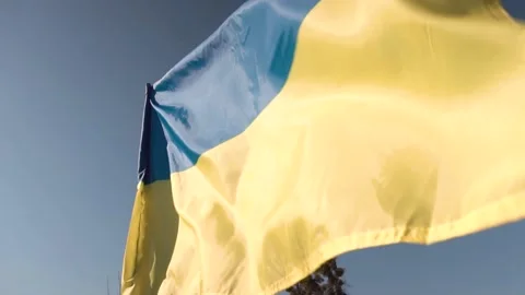 Ukrainian flag on a flagpole. blue sky background. Vídeos de archivo 171936334