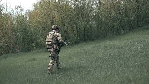 Ukrainian pilot in full gear and body armor, carrying a reconnaissance drone 库存影片 343507729