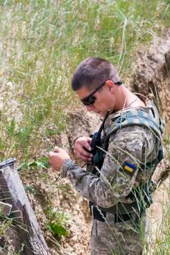Ukrainian sapper sets pyrotechnic charge 库存照片