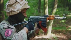 Young girl in short shorts with gun near, Stock Video