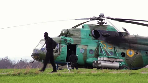 Ukrainian special forces are preparing board the Mil Mi-8 Vídeos de archivo 231932401