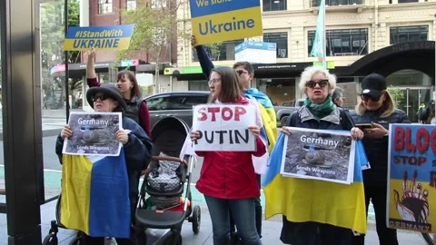 Ukrainians protest outside the German Consulate Video stock 196217060