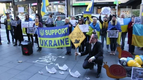 Ukrainians protest outside the German Consulate Video stock 197303493