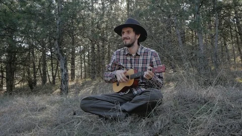 Ukulele player in forest Vídeo Stock 88837760