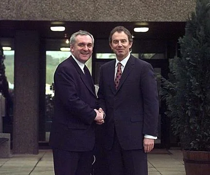 Ulstertalks - Blair/ahern Handshake 2 Foto stock