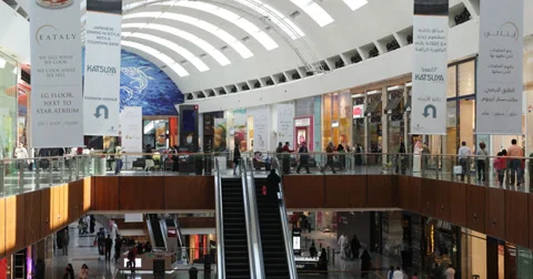 Ultra HD 4K Ceiling Dome Cupola Interior Dubai Mall Shopping People Escalators Vídeos de archivo 34814531
