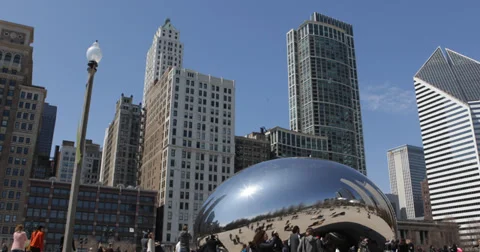 Ultra HD 4K Chicago Cloud Gate Bean Sculpture, Millennium Park, Skyline, Trump Vídeos de archivo 32221006