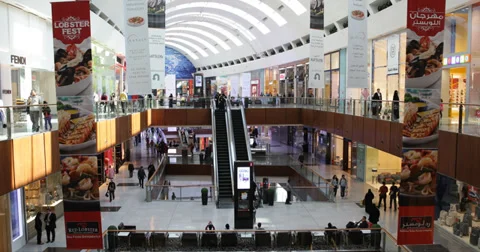 Ultra HD 4K Escalators Interior Dubai Shopping Mall Friends Family Fun Clothing Vídeos de archivo 34814003