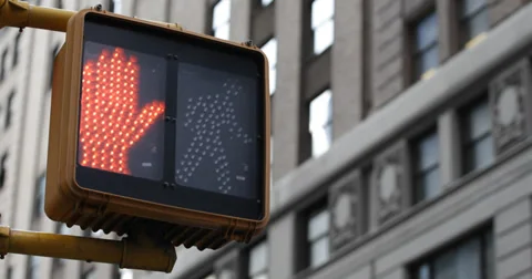 Ultra HD 4K Keep Walking Cross New York City Traffic Sign Building Background  스톡 동영상 32371499