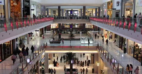 Ultra HD 4K UHD Interior Dubai Mall World Shopping Mall Middle East People Crowd Vídeos de archivo 34811685
