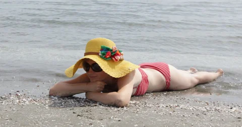Ultra HD 4K Young Pretty Girl Woman Beach Sitting in Sea Ocean Waves Sandy Beach Video stock 32246267