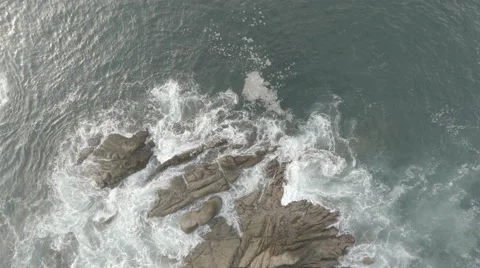 Ultra HD of rocks in the ocean Vídeo Stock 50024341